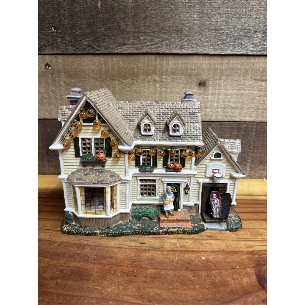 Lemax Spooky Town Trick Or Treat If You Dare Village House 35007